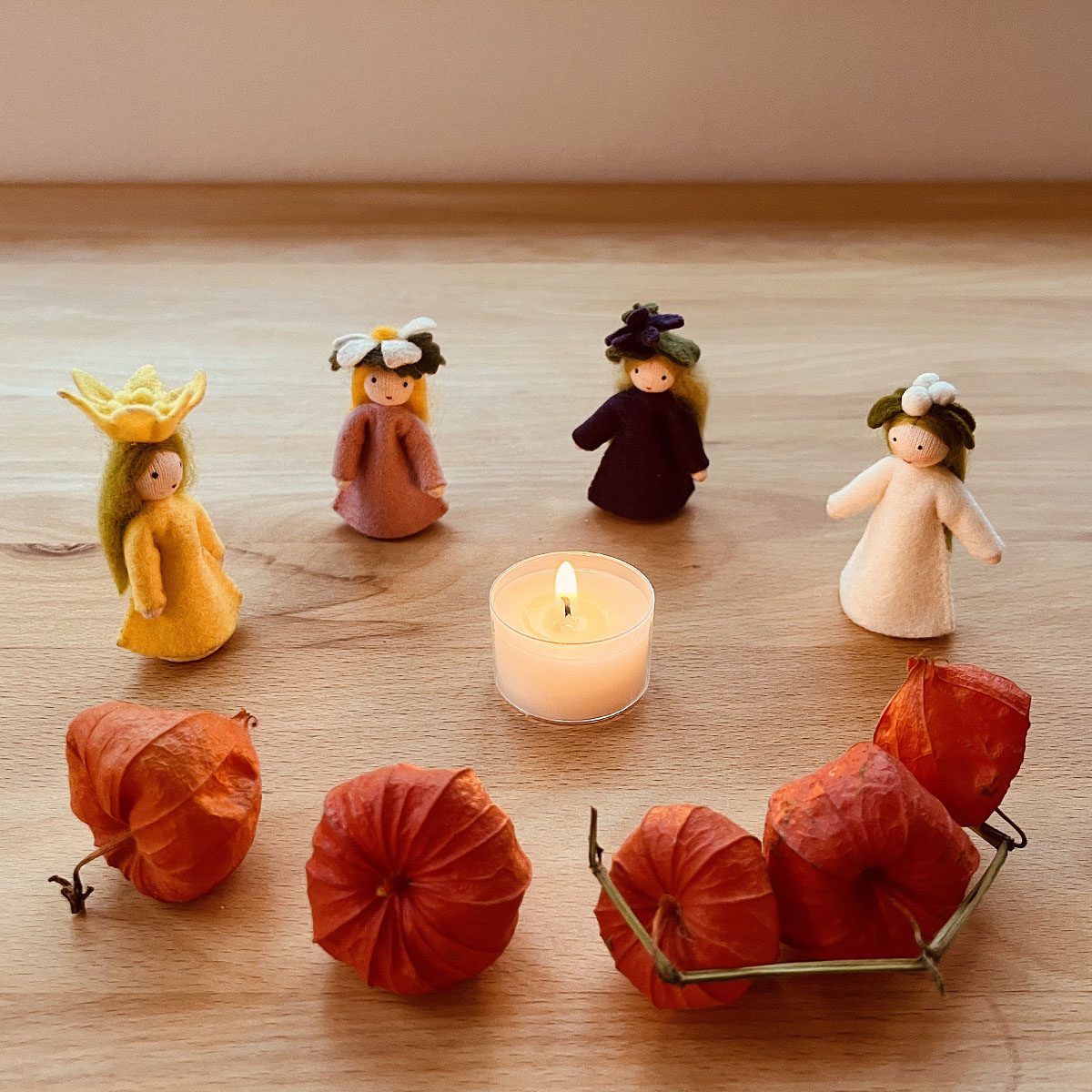 Kleine Puppen als Symbol für Kreistänze im Jahreskreis