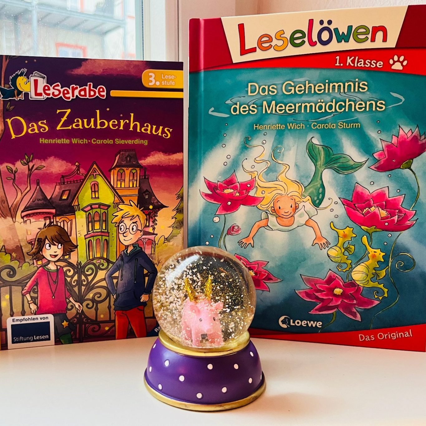 Magische Kinderbücher auf einem Tisch