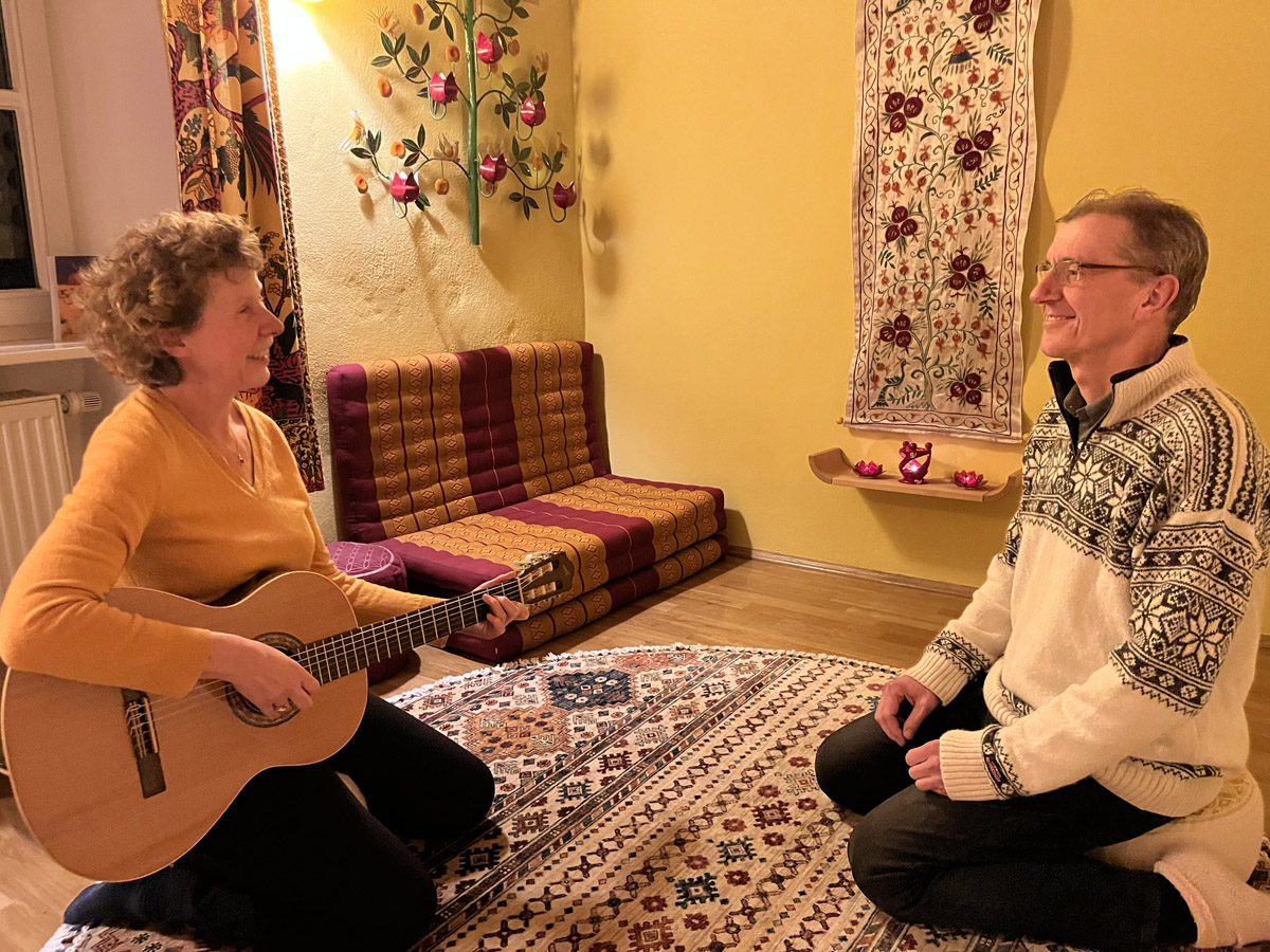 Henriette Wich mit Gitarre und Person in Einzelbegleitung